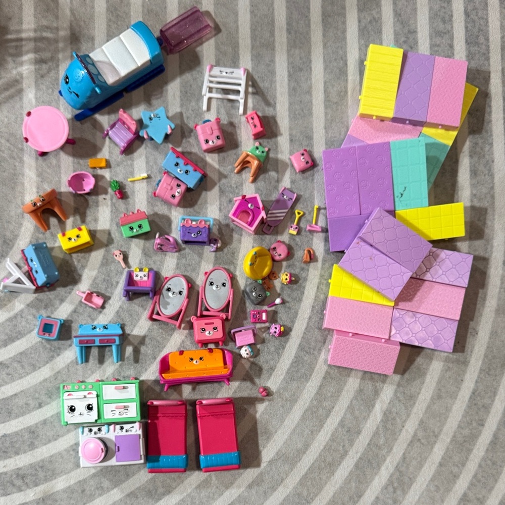 SHOPKINS furniture set with platform blocks